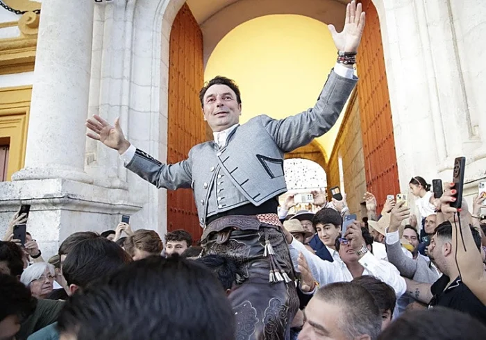 PUERTA DEL PRÍNCIPE PARA ANDY CARTAGENA EN SEVILLA