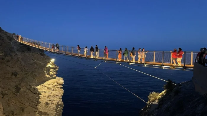 La Pasarela Colgante de Torrenueva Costa: Un Icono Turístico en el Mediterráneo