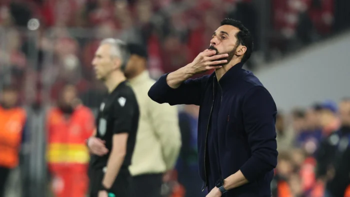 Arbeloa lamenta la expulsión de Camavinga en la derrota del Real Madrid ante el Bayern Múnich