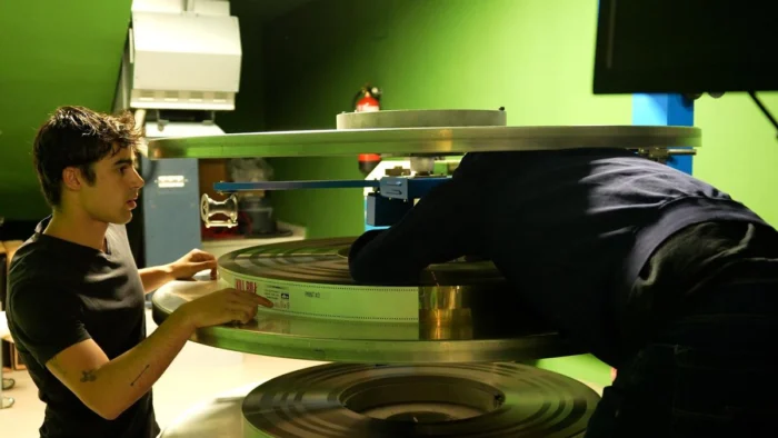 La Odisea de Instalar un Proyector de 70 mm Revive la Magia del Cine Analógico en Madrid