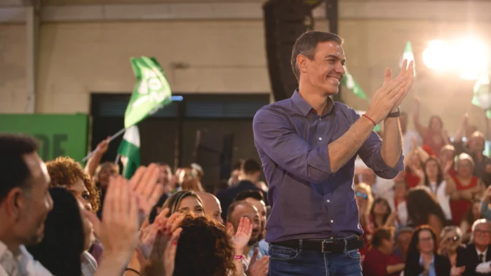 El CIS dispara al PSOE 13 puntos por encima del PP mientras caen Sumar y Podemos y Vox
