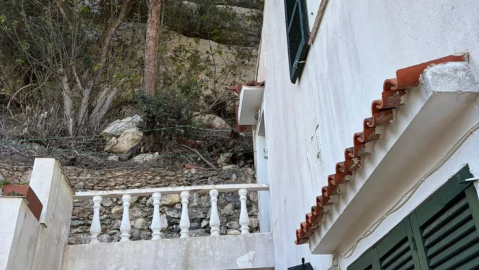 PREOCUPACIÓN POR LA ESTABILIDAD DE ACANTILADOS TRAS DESPRENDIMIENTO EN CALA GALDANA