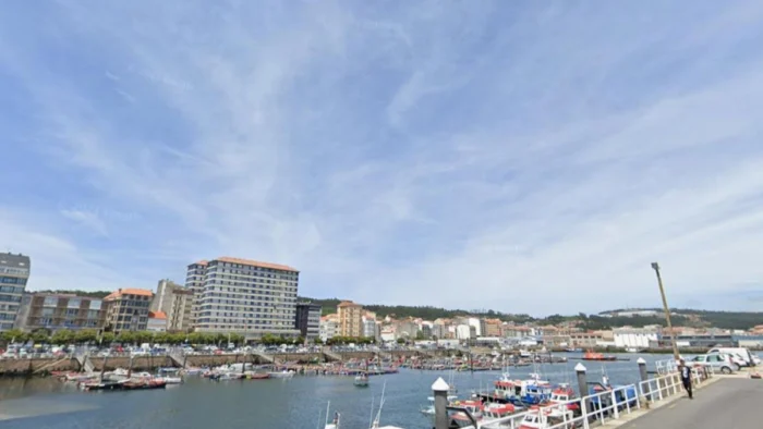El cadáver de un hombre aparece encadenado a una escalera del puerto de la localidad coruñesa de Ribeira