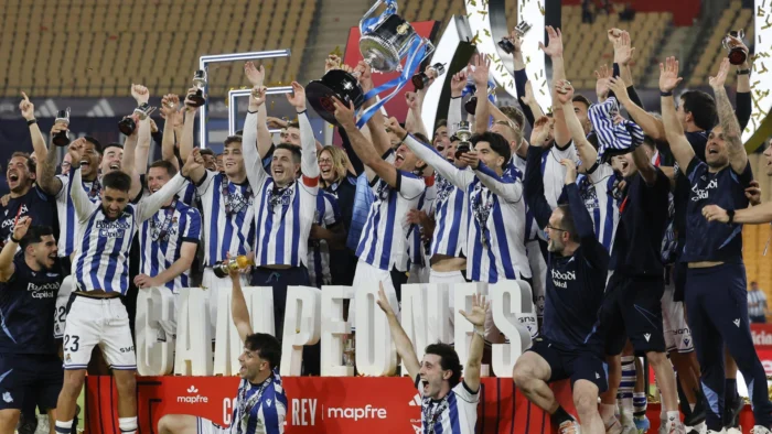 CELEBRACIÓN ÉPICA EN SAN SEBASTIÁN: LA REAL SOCIEDAD RECIBE A SU AFICIÓN CON LA COPA DEL REY