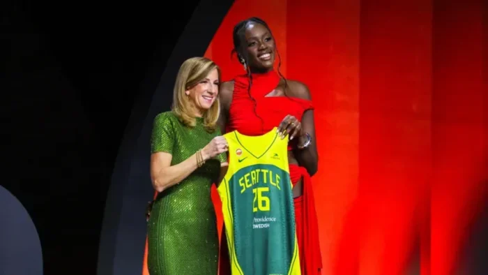 Awa Fam hace historia al ser elegida número 3 del Draft de la WNBA