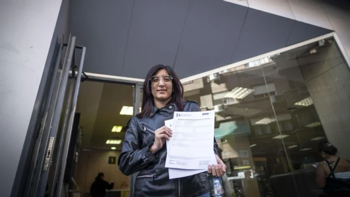 La regularizaci&oacute;n avanza a dos ritmos: de la agilidad en las oficinas a las colas por el informe que atasca el proceso