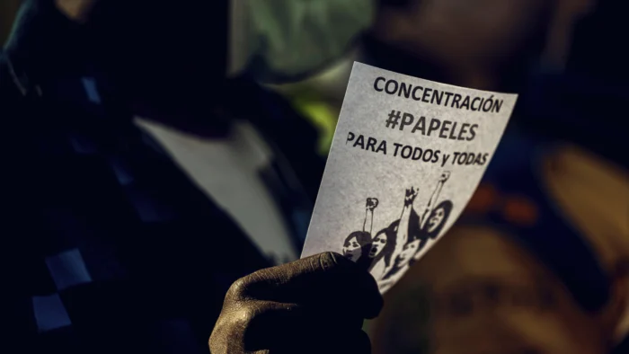 Regularización de migrantes en España: El Gobierno aprueba un plan alternativo a la ILP