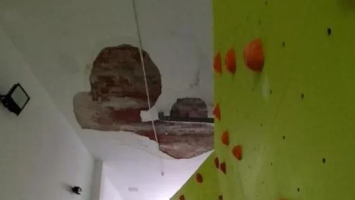 El polideportivo que "se cae a cachos" y Almeida no arreglará este año: techos en ruinas y salida de emergencia bloqueada