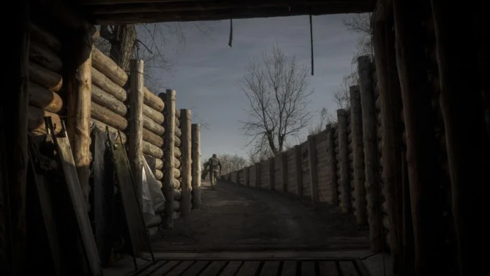 En uno de los hospitales secretos excavados por Ucrania cerca del frente: "Las paredes tiemblan, pero seguimos operando"