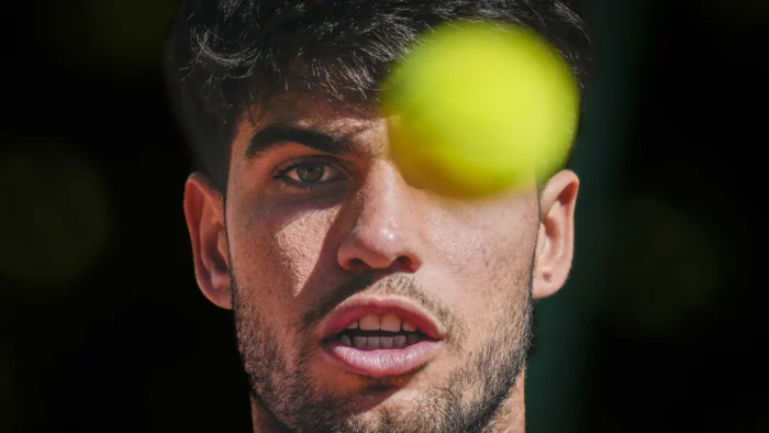 Alcaraz supera un pequeño susto médico para debutar con victoria en el Godó