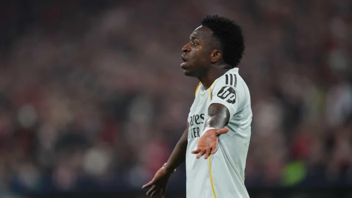 El enganchón de Vinícius con Bellingham que no ha gustado al madridismo: "Calla la boca"