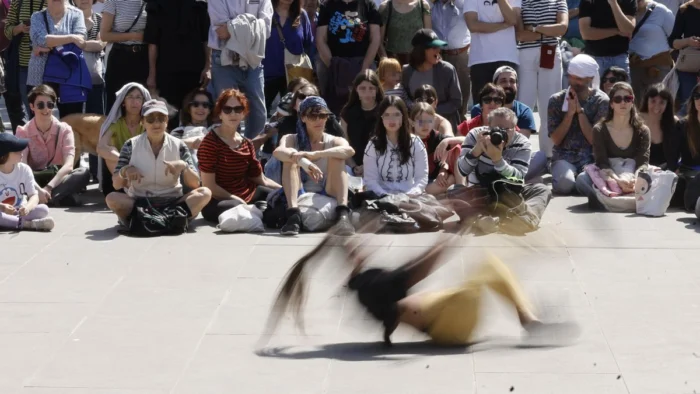Unos libros que quedan fuera de bibliotecas, una tirita gigante y otros planes culturales para bailar en la calle