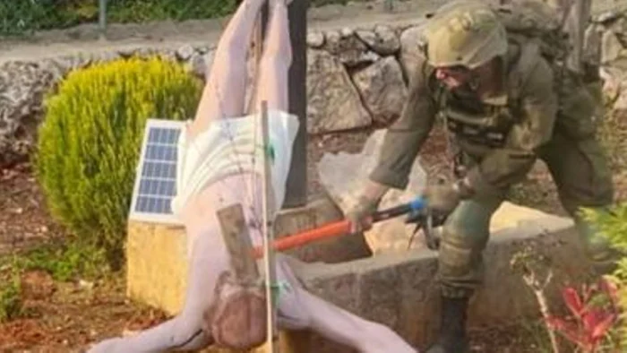 Soldado israelí fotografiado destruyendo una imagen de Cristo en el sur del Líbano