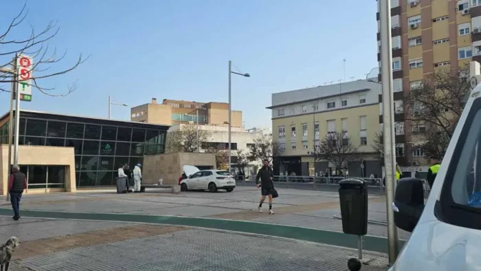 Susto en Cádiz: un vehículo pierde el control, rompe la barandilla y acaba a las puertas de la estación de Segunda Aguada