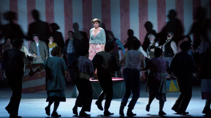 Vender a la novia y que salga bien: el Teatro Real entusiasma con una ópera de Smetana