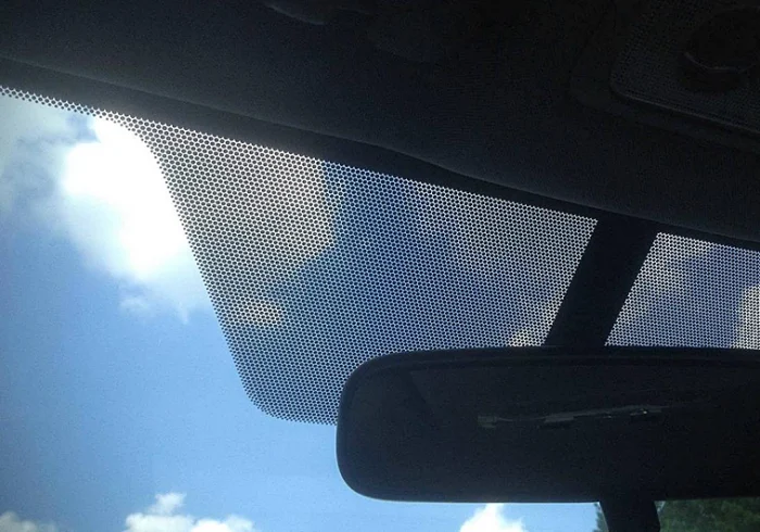 ¿Para qué sirven los puntos negros del parabrisas de tu coche?