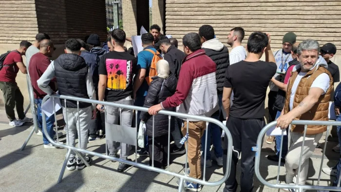 El Gobierno del PP en Zaragoza colapsa la regularizaci&oacute;n de migrantes al centralizar los tr&aacute;mites en la plaza del Pilar