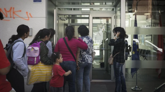 Primer día de la regularización en España: Migrantes enfrentan obstáculos para obtener el “informe de vulnerabilidad