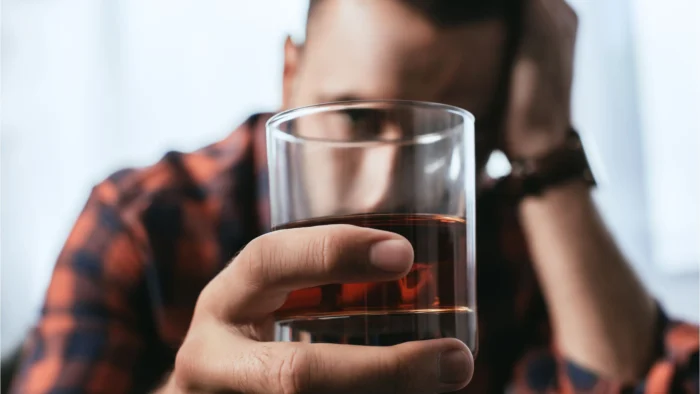 Una escritora novel transforma el estigma del alcoholismo a través de su historia familiar