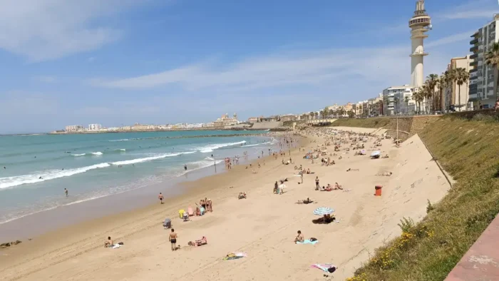 Refuerzo de arena y mejoras en las playas de Cádiz para el verano