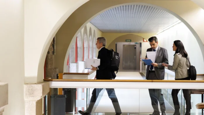 Rueda se enfrenta a su gestión a mitad de mandato: Industria, sanidad y la sombra de la oposición