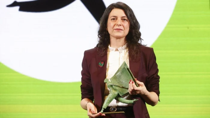 Unos libros que quedan fuera de bibliotecas, una tirita gigante y otros planes culturales para bailar en la calle