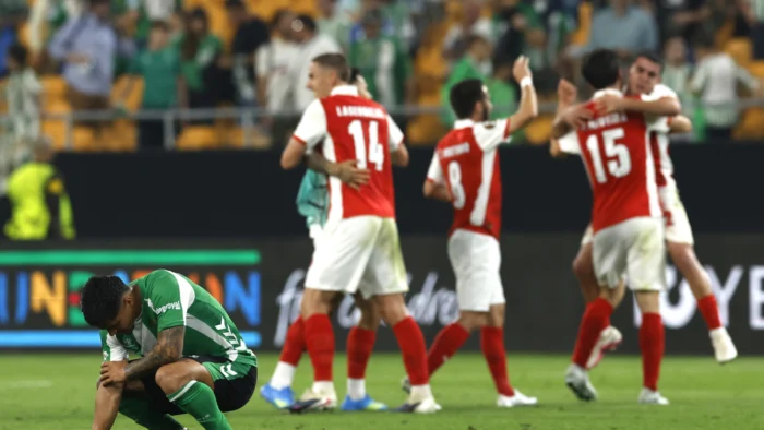 Dura Derrota del Real Betis en la Europa League Desata Crisis y Cuestiona a Pellegrini