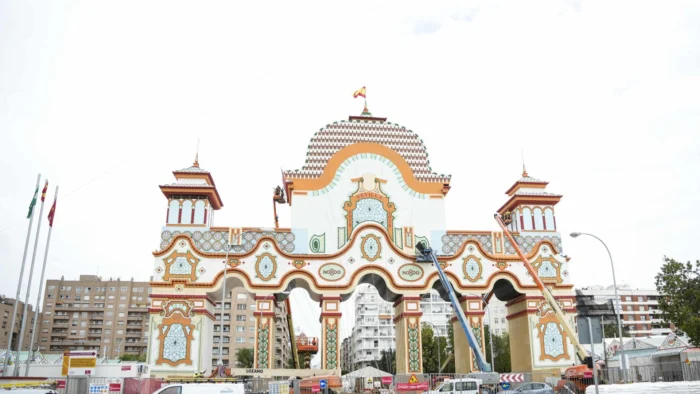 ¡Sevilla se ilumina! Comienza la Feria de Abril con una portada monumental y un amplio despliegue de servicios