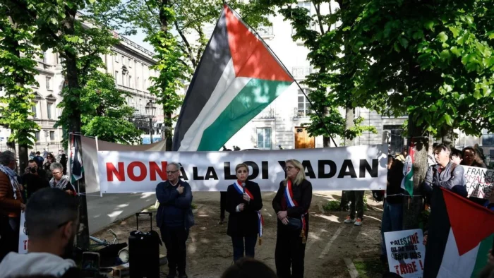 Diputados macronistas retiran polémica ley contra el antisemitismo en Francia