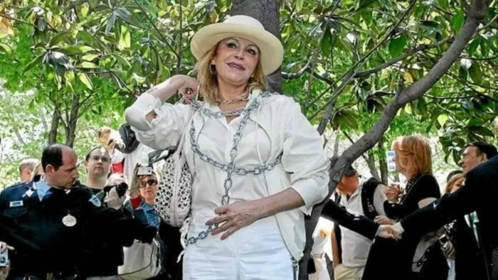 Cuando la baronesa Thyssen se unió a los ecologistas para encadenarse a un árbol: 20 años del primer 'no a la tala' en Madrid