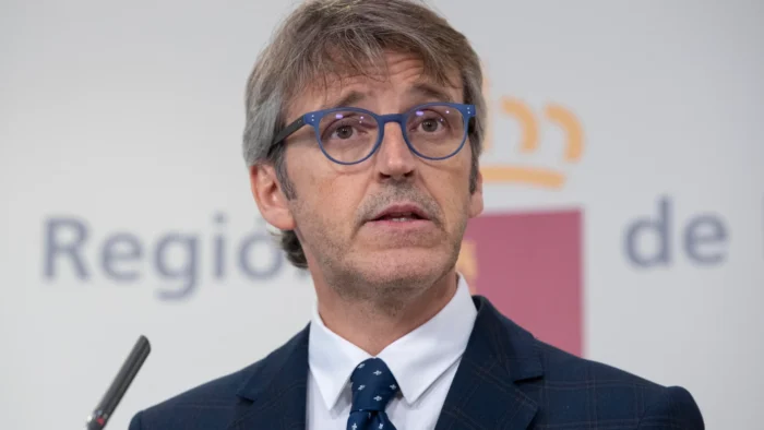 Crisis en Vox Murcia: El Gobierno Regional se Desmarca y Prioriza la Aprobación de Presupuestos