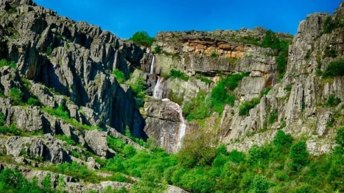 Una ruta para desconectar en este pueblo negro de Guadalajara que lleva hasta una cascada con tres saltos de agua