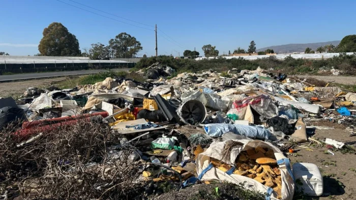 La cara oculta de la agricultura en Almería: residuos que contaminan invernaderos y barrios