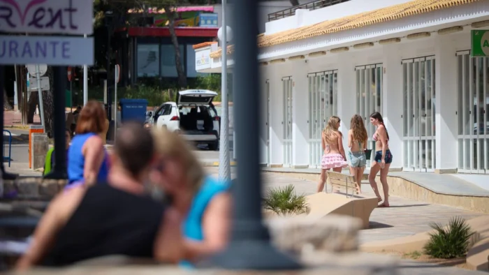 Es Canar, el núcleo de Ibiza donde el turismo cuadruplica a la población, inicia su viraje hacia el lujo