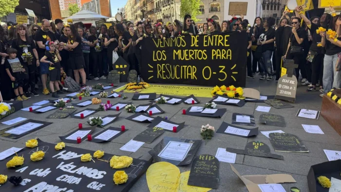 Las profesoras de escuelas infantiles contin&uacute;an con su huelga indefinida en Madrid: "Somos invisibles a efectos de la Administraci&oacute;n"