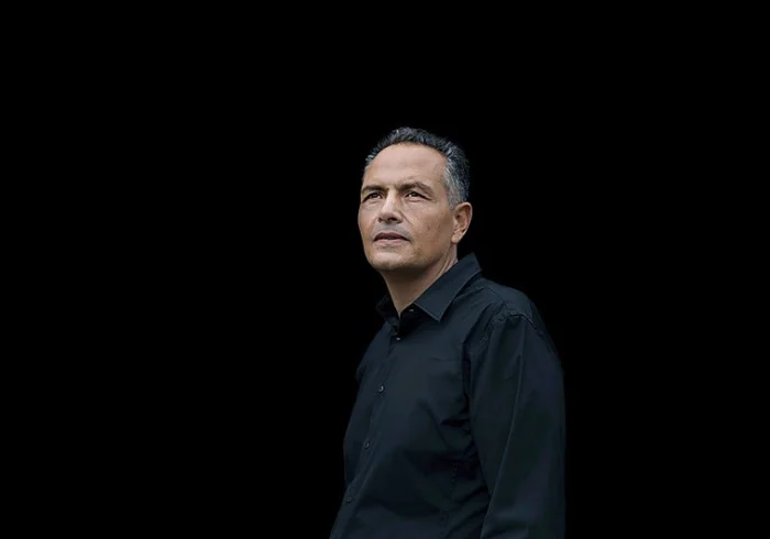 SANTIAGO GIL: EL ESCRITOR CANARIO QUE IMAGINA EL FUTURO DISTÓPICO DE LAS ISLAS