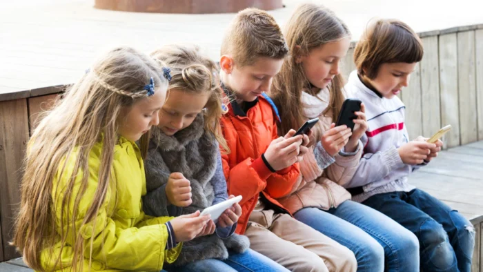 Una experta desmonta el mito del 'nativo digital' y revela cómo hablar de tecnología con tus hijos sin ser un 'policía': "Tenemos que ocuparnos, más que preocuparnos"