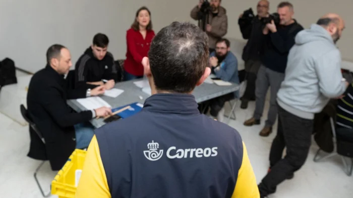 Correos podrá usar mensajería privada para enviar documentación electoral a andaluces en el exterior