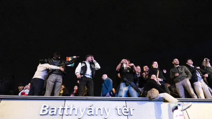 La derrota hist&oacute;rica de Orb&aacute;n desata una gran fiesta en Budapest: "Es m&aacute;s importante que la transici&oacute;n a la democracia en 1989"