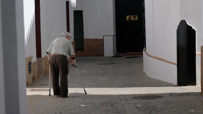 Un cartel contra la soledad: la iniciativa de una tienda que rescata la conversación en Cádiz