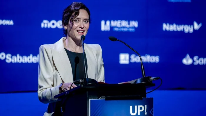 Ayuso acusa al Gobierno de "desprestigiar" a los jueces un día después de que su jefe de Gabinete atacara al Constitucional