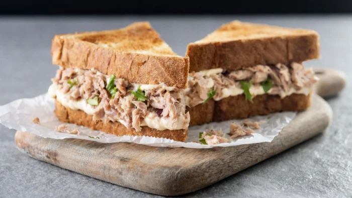 Con verduras, queso o huevo: tres recetas irresistibles de sándwich de caballa para una cena rápida