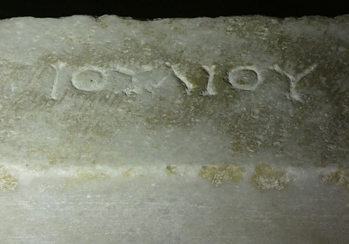 Una pieza de mármol podría ser la primera prueba física del templo de Hércules en San Fernando