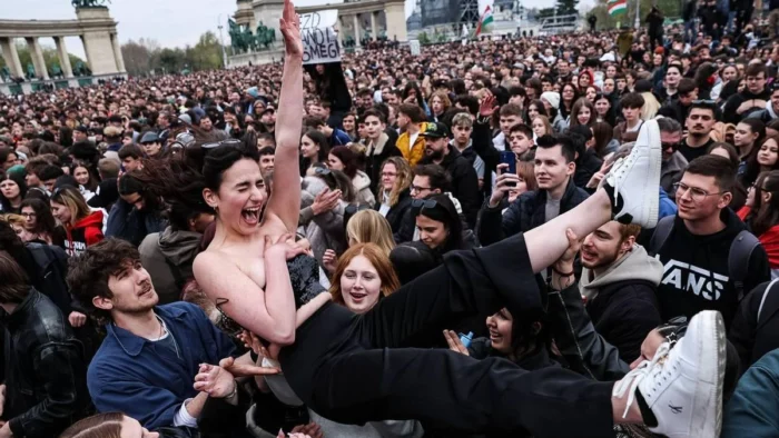 La isla de la resistencia a Orbán: Budapest se moviliza antes de elecciones clave en Hungría