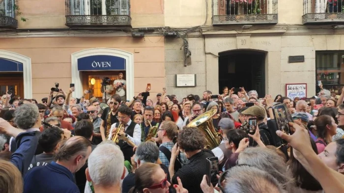 El 'funeral' en el que Madrid recuperó la alegría: el Café Central se muda al Ateneo con una banda de música infinita