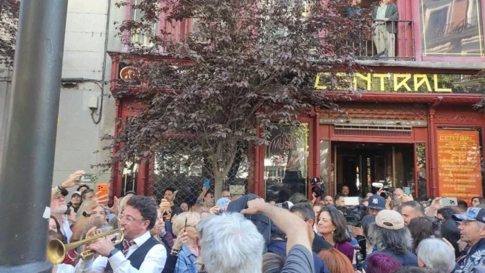 El 'funeral' en el que Madrid recuper&oacute; la alegr&iacute;a: el Caf&eacute; Central se muda al Ateneo con una banda de m&uacute;sica infinita