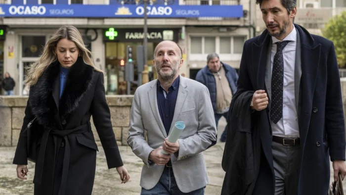 El juez mantiene la imputación al alcalde de Ourense por no pedir la compatibilidad con sus negocios privados