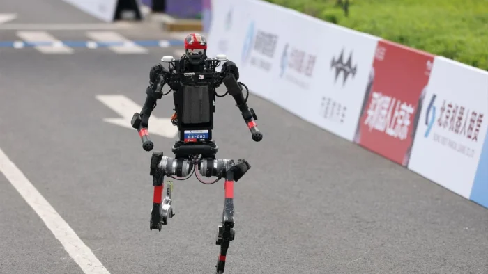 &iquest;Qui&eacute;n manda ahora en la media marat&oacute;n? Robots humanoides ganan en Pek&iacute;n y superan la marca hist&oacute;rica de Jacob Kiplimo