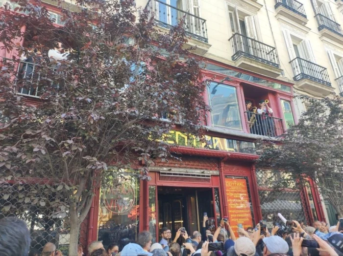 El 'funeral' en el que Madrid recuper&oacute; la alegr&iacute;a: el Caf&eacute; Central se muda al Ateneo con una banda de m&uacute;sica infinita