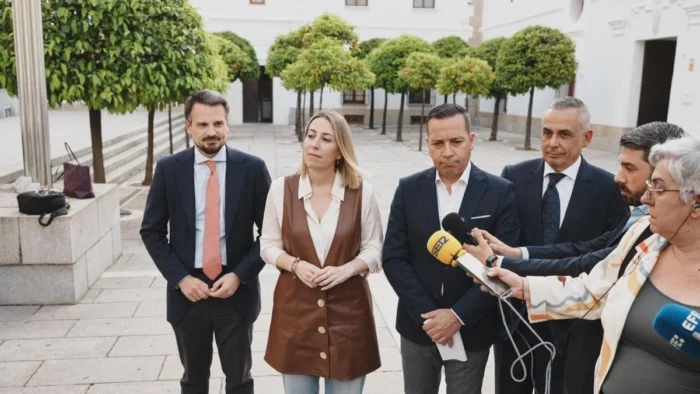PP y Vox pactan un Gobierno en Extremadura tras cuatro meses de parálisis
